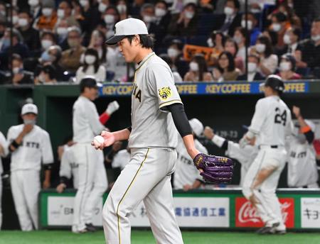 ４回、追加点を許した藤浪は沸き上がる巨人ベンチを尻目にマウンドへ戻る（撮影・田中太一）