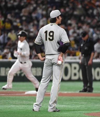 ２回、藤浪は大城（左）にソロ本塁打を打たれる（撮影・佐藤厚）