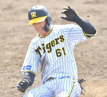 　４回、左越えに適時三塁打を放ち、三塁に滑り込む豊田（撮影・吉澤敬太）