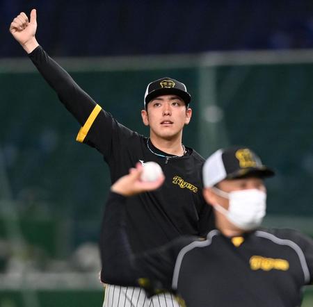 　マウンドの感触を確かめる小川（撮影・田中太一）