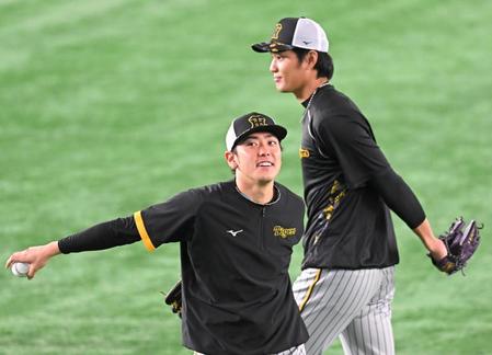　試合前にキャッチボールを行った小川、藤浪（右）＝撮影・堀内翔