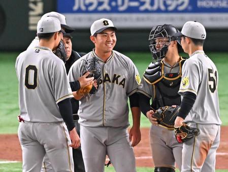 ５回、マウンドに集まり笑顔を見せる桐敷（中央）＝撮影・堀内翔