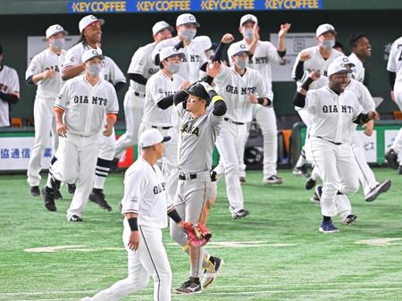 　９回、最後の打者となった佐藤輝（中央）＝撮影・堀内翔