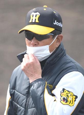 ６回の攻撃を終え、選手交代を告げる平田２軍監督（撮影・北村雅宏）