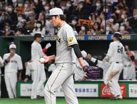 ４回、追加点を許した藤浪は沸き上がる巨人ベンチを尻目にマウンドへ戻る（撮影・田中太一）