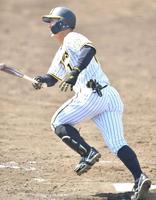 　４回、左越えに適時三塁打を放つ豊田（撮影・吉澤敬太）