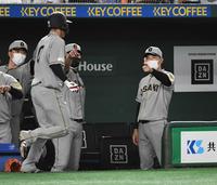 　６回、近本の三塁打で生還した木浪を迎える矢野監督（右）＝撮影・佐藤厚