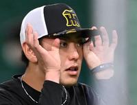 　マウンドから視認性を確認する小川（撮影・田中太一）