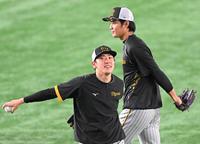 　試合前にキャッチボールを行った小川、藤浪（右）＝撮影・堀内翔
