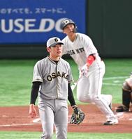 　１回、坂本（後方）に同点の２ランを浴びた小川（撮影・堀内翔）