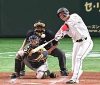 　１回、坂本が左越えに同点の２ランを放つ（撮影・堀内翔）