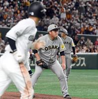 ５回、中田に押し出し四球を与える桐敷（撮影・田中太一）