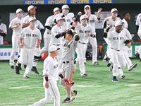 　９回、最後の打者となった佐藤輝（中央）＝撮影・堀内翔