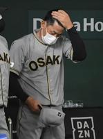 　ベンチで頭を抱える矢野監督（撮影・佐藤厚）