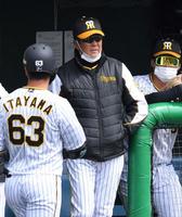 １回の攻撃をベンチから険しい表情で見る平田２軍監督（撮影・北村雅宏）