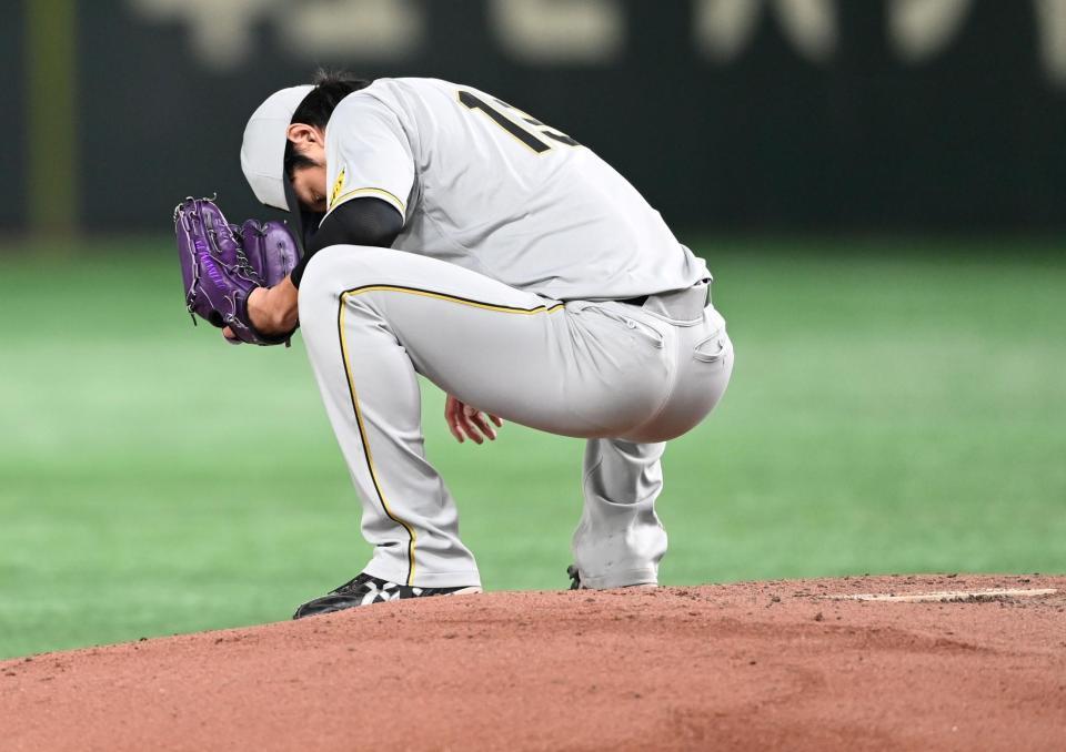 　４回、マウンドで苦しげにうずくまる藤浪（撮影・田中太一）