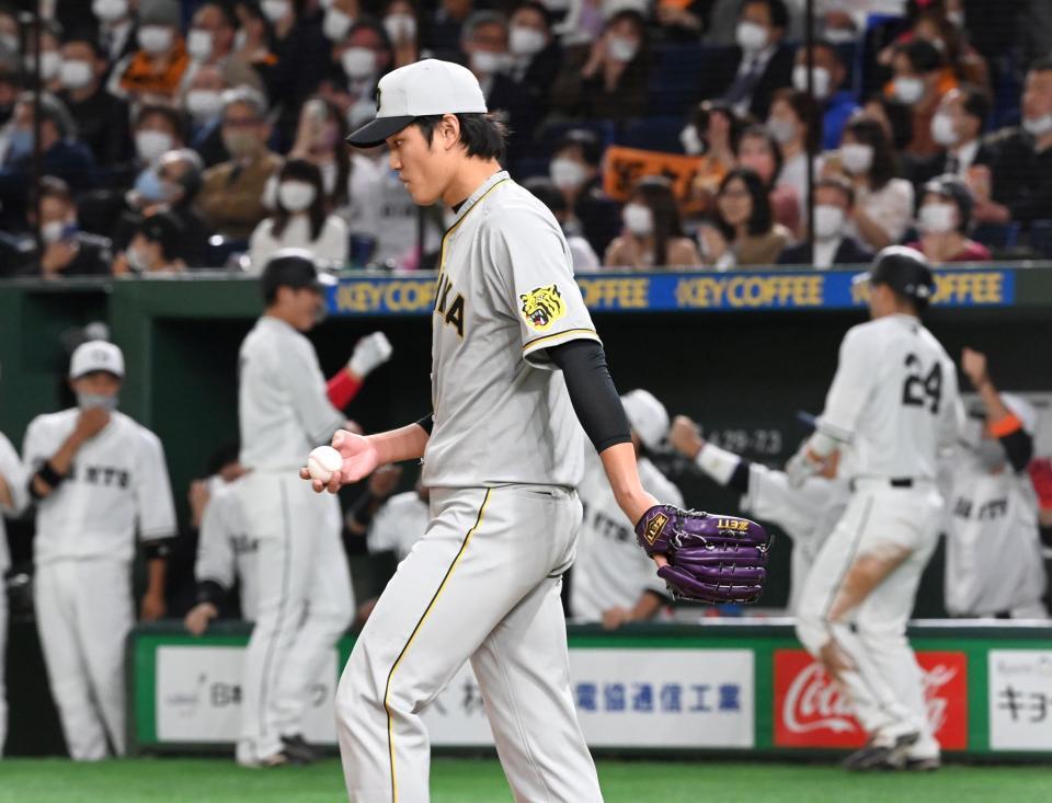 ４回、追加点を許した藤浪は沸き上がる巨人ベンチを尻目にマウンドへ戻る（撮影・田中太一）