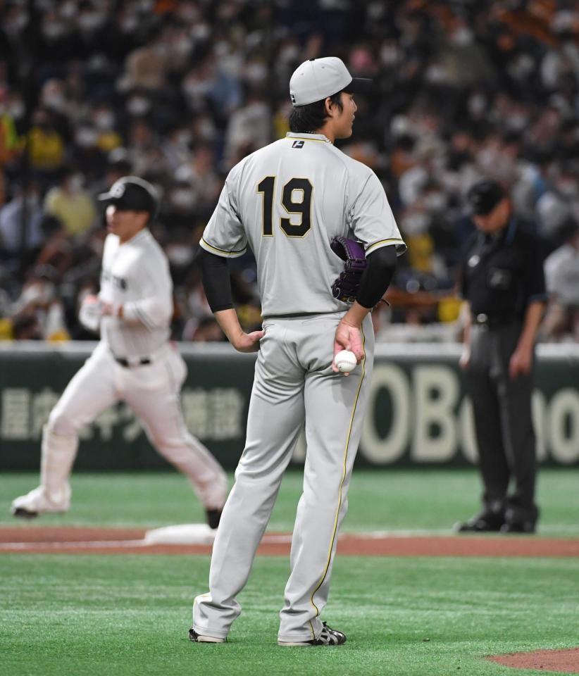 ２回、藤浪は大城（左）にソロ本塁打を打たれる（撮影・佐藤厚）