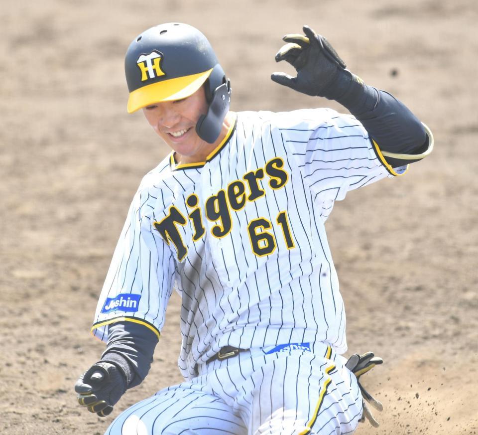 　４回、左越えに適時三塁打を放ち、三塁に滑り込む豊田（撮影・吉澤敬太）