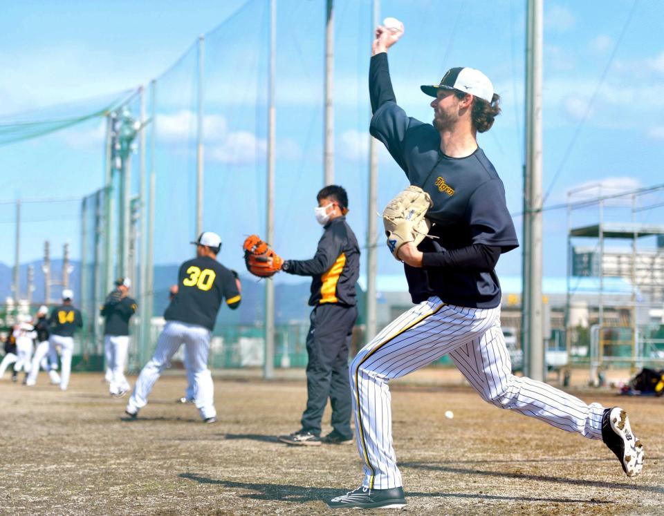 　青空の下、キャッチボールするケラー