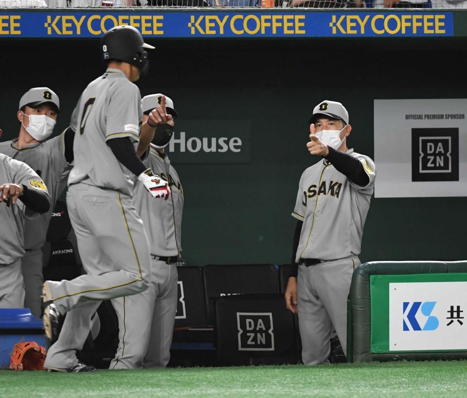 　６回、近本の三塁打で生還した木浪を迎える矢野監督（右）＝撮影・佐藤厚