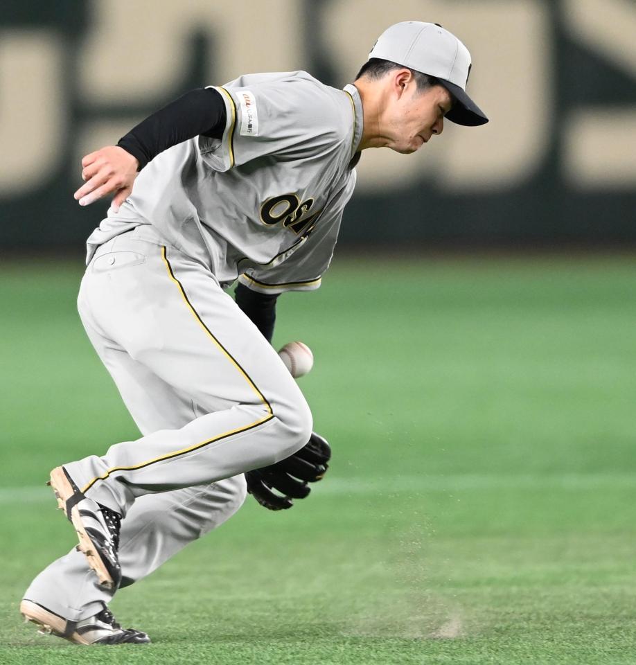 　３回、吉川の打球を失策する中野（撮影・田中太一）