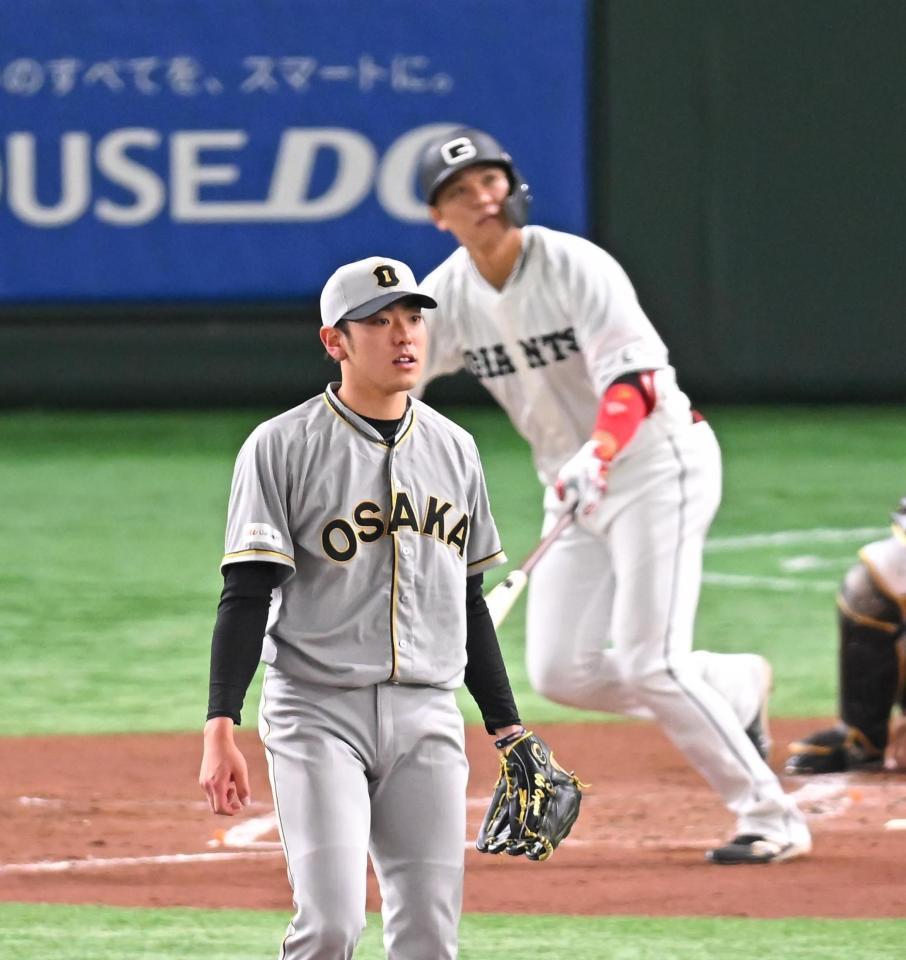 　１回、坂本（後方）に同点の２ランを浴びた小川（撮影・堀内翔）