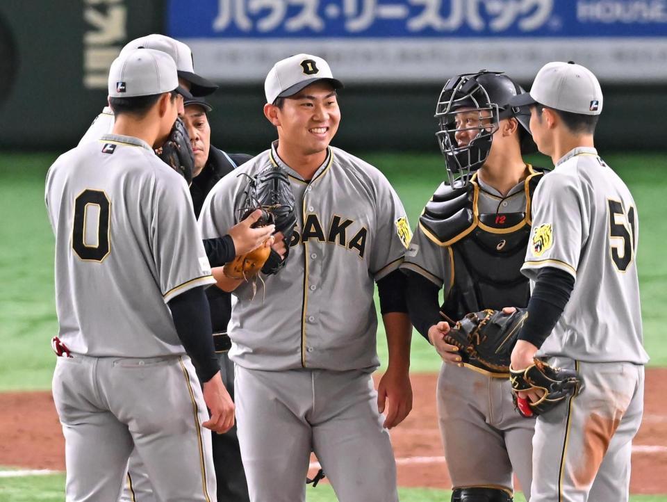 ５回、マウンドに集まり笑顔を見せる桐敷（中央）＝撮影・堀内翔
