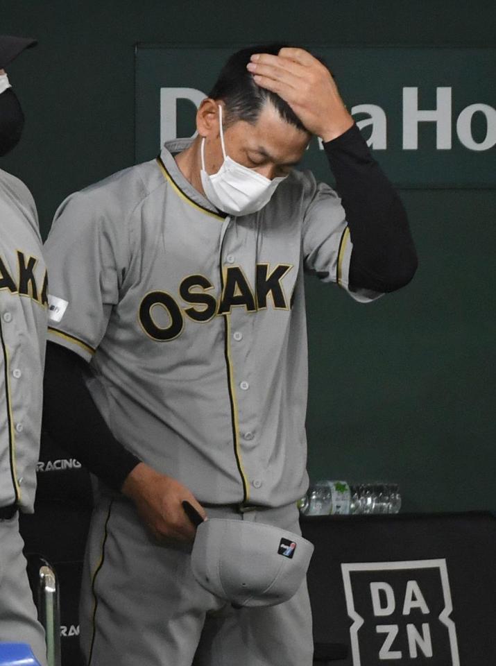 　ベンチで頭を抱える矢野監督（撮影・佐藤厚）