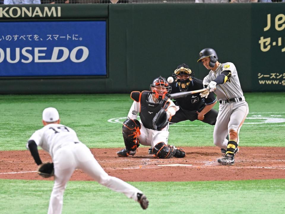 　４回、坂本が中前打を放つ（撮影・堀内翔）