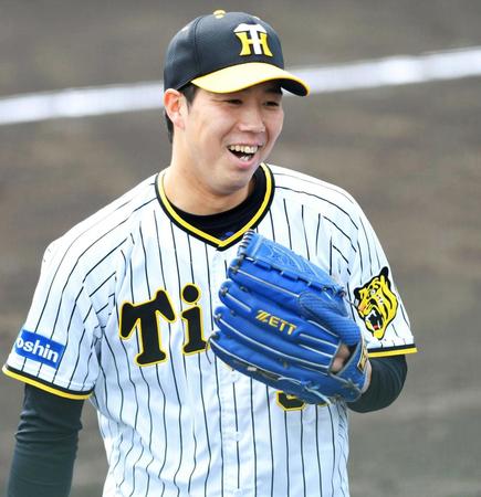 　５回、三者凡退に抑えて笑顔の青柳（撮影・北村雅宏）