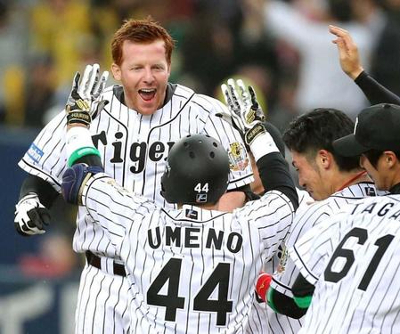 　サヨナラ打を放ち梅野らに迎えられるマートン（２０１５年３月）