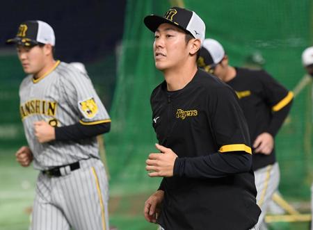 　一軍に合流しウォーミングアップをする豊田（撮影・田中太一）