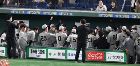 　ベンチで円陣を組む阪神ナイン（撮影・佐々木彰尚）