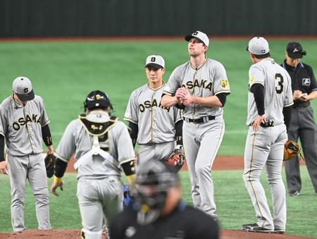 １回、満塁となりナインが集まり険しい顔を浮かべるガンケル（撮影・田中太一）