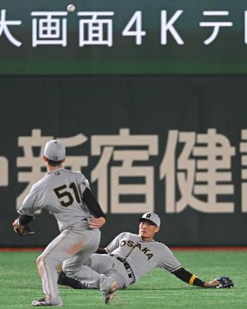 ７回、巨人・吉川の打球を左翼手の糸井が捕れずに追加点を許す