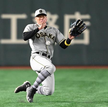 ７回、糸井は吉川の打球に追いつけず３点タイムリーとなる（撮影・田中太一）