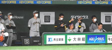試合後、ベンチで肩を落とす矢野監督（左端）、佐藤輝、大山（撮影・堀内翔）