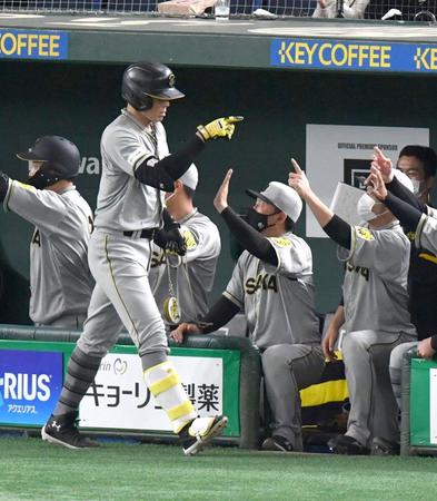 ６回、２ランを放ちナインに祝福される糸井。恒例のメダルは手に持ったまま首にはかけなかった（撮影・佐々木彰尚）