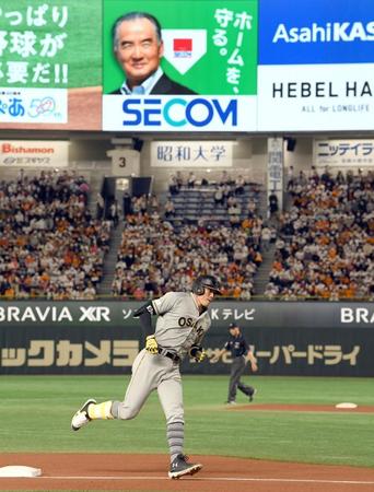 ６回、２ランを放った糸井は本塁へ走る（撮影・田中太一）