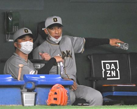 　９回、ベンチから試合を見つめる矢野監督（撮影・堀内翔）