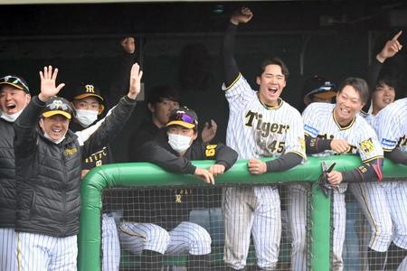 ９回、阪神・陽川尚将のサヨナラ弾に歓喜する阪神・平田勝男２軍監督（左端）ら阪神ナイン＝鳴尾浜（撮影・飯室逸平）