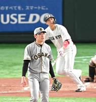 　１回、坂本（後方）に同点２ランを浴びた小川（撮影・堀内翔）