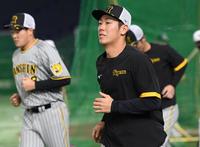 　一軍に合流しウォーミングアップをする豊田（撮影・田中太一）