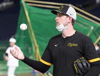 　グラウンドに姿を見せたガンケル＝東京ドーム（撮影・田中太一）