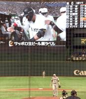 １回、中田に満塁本塁打を許したガンケルは沸き上がる巨人ベンチを映すモニターを背にがっくりする（撮影・田中太一）