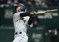 ５回、空振り三振に倒れる豊田（撮影・田中太一）