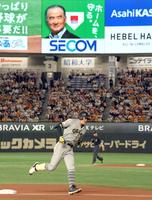６回、２ランを放った糸井は本塁へ走る（撮影・田中太一）