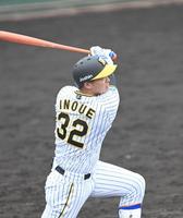 ７回、右越えに同点ソロを放つ阪神・井上
