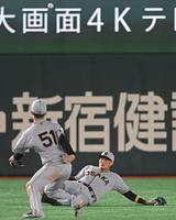 ７回、巨人・吉川の打球を左翼手の糸井が捕れずに追加点を許す